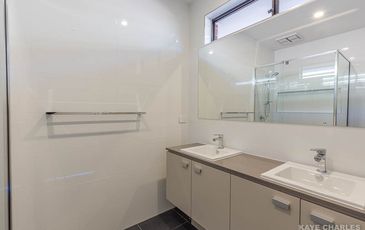 18 Peridot Avenue, Officer