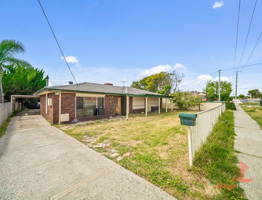 Spacious 4-Bedroom Family Home • 683 sqm Block with R30 Zoning & Subdivision Potential STCA