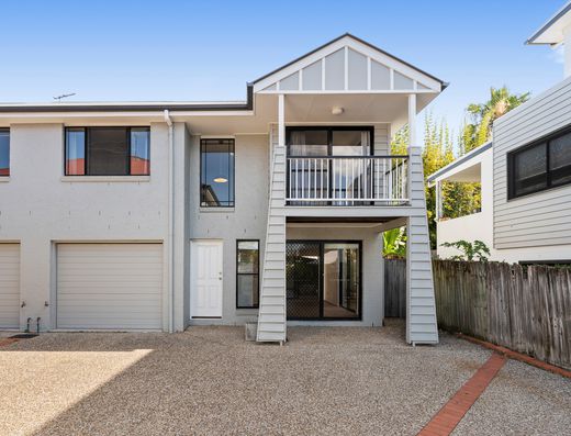 Stylish & spacious double story townhouse in Fairfield!