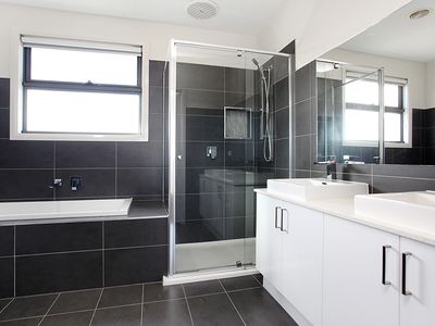 2 / 287 Blackshaws Road, Altona North