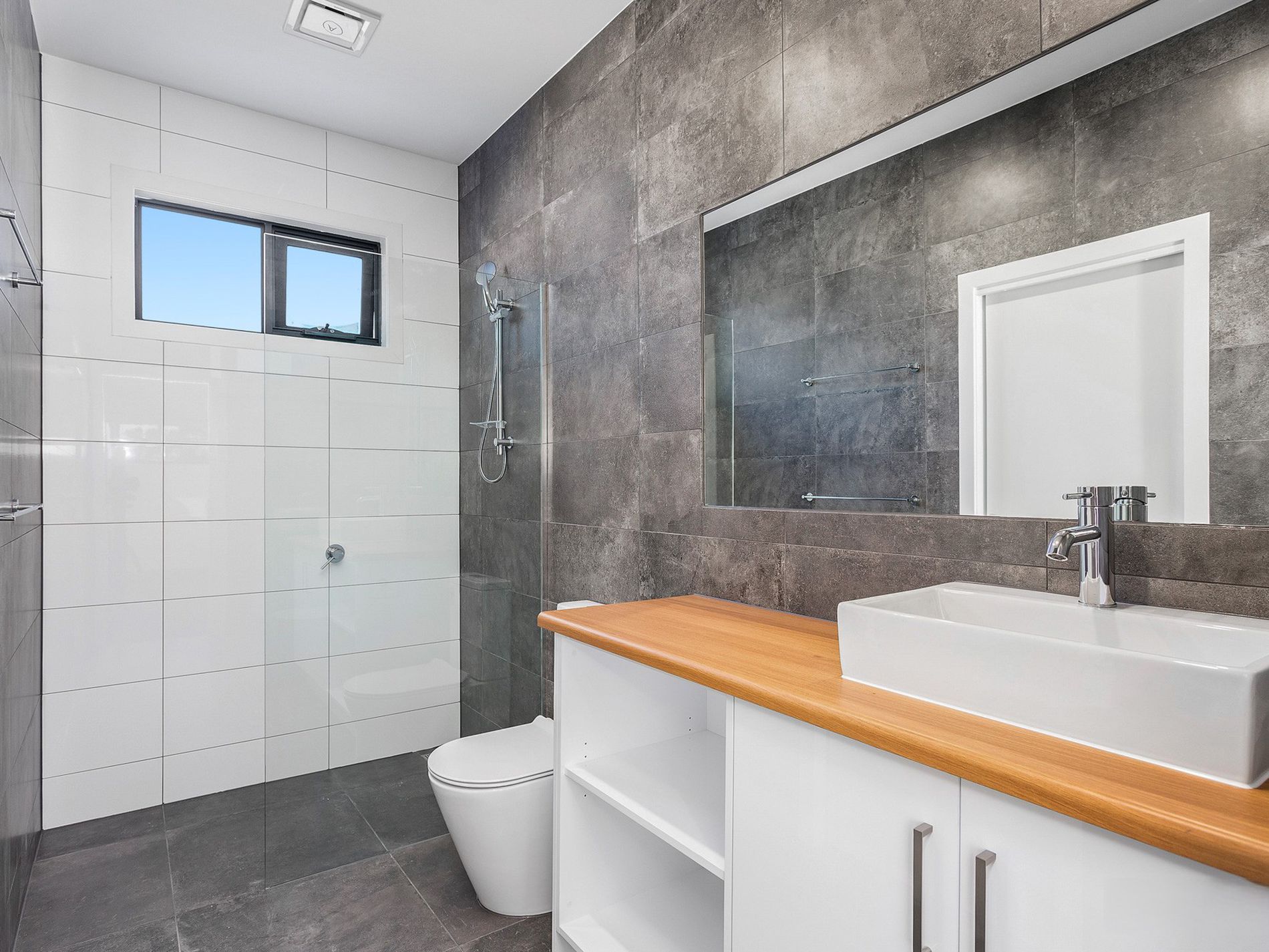 2 / 223 Woods Street, Newport