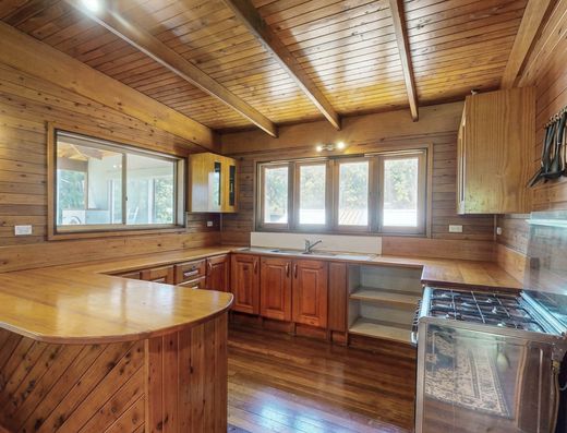 Enter Acreage Freedom with Exceptional Multi-Generational Versatility image 8