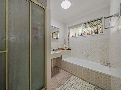 4 Poinciana Street, Wynnum West