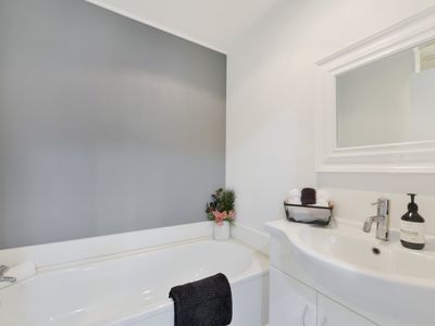 1 / 1 Windlesham Place, Wakefield