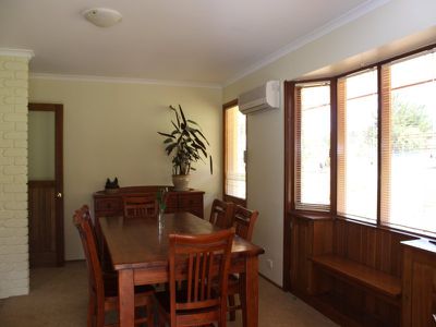 711 Leslie Road, Leslie Vale